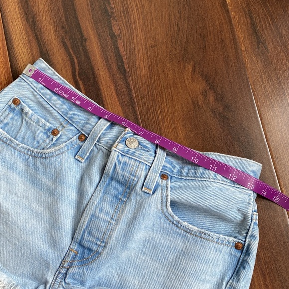 Levi’s Premium 501 Distressed 2” Light Wash Cut Off Denim Shorts Fray - Picture 8 of 10
